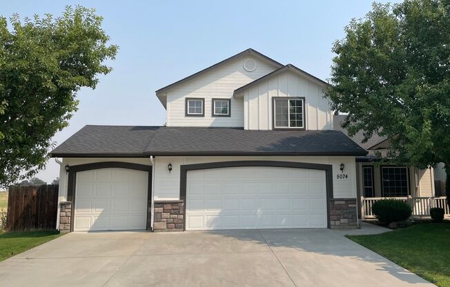 4 Bed Meridian Home w/ 3 Car Garage & over 1,800 Sq. Ft!