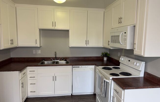 2 beds, 1.5 baths, 893 sqft, $2,395, Unit F11