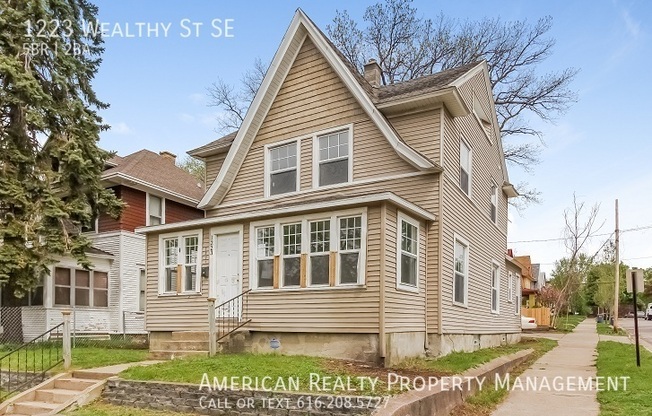 1223 WEALTHY ST SE