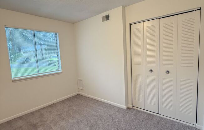 2 beds, 1 bath, 800 sqft, $1,015, Unit J3