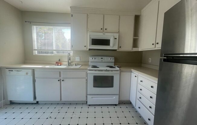 2 beds, 1 bath, $2,500