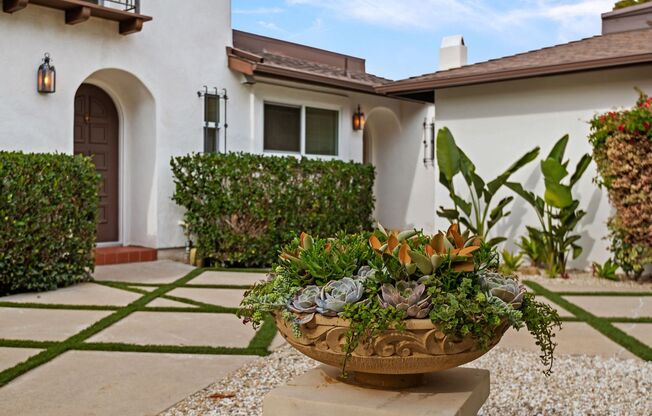Welcome to this charming 2-bedroom, 1.5-bathroom home located in the beautiful city of Santa Barbara.