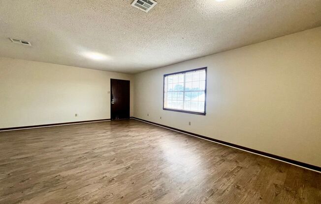 2 beds, 1 bath, 1,000 sqft, $800, Unit D