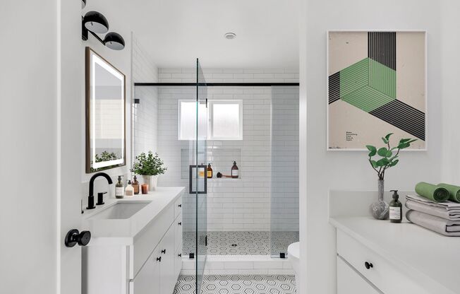 Modern 1 & 2 Beds in Vibrant Hollywood: 5606 Lexington Offers Gated Entry & In-Unit Laundry!
