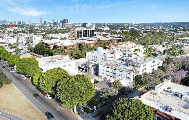 Burton Way Luxury Investments LLC - 332 La Peer