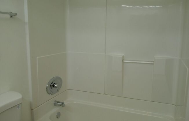 3 beds, 2 baths, 1,225 sqft, $3,300, Unit 48-21G