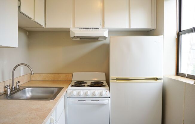 Top Floor NW Studio Between Nob Hill & The Pearl!
