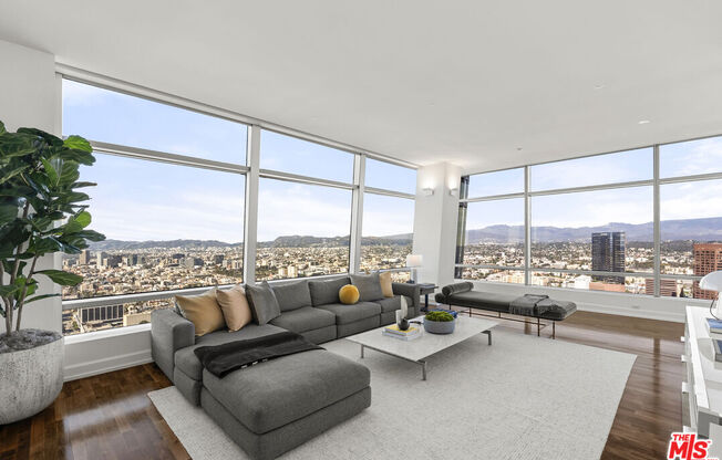 3 beds, 4 baths, 4,250 sqft, $25,000, Unit 47G
