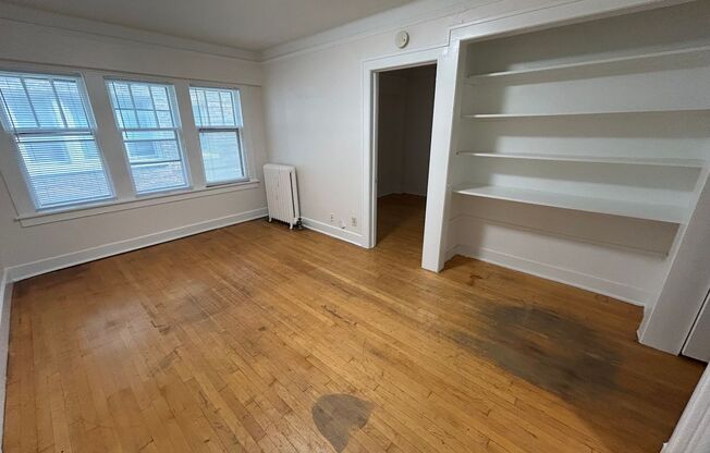 1 bed, 1 bath, $995, Unit 33