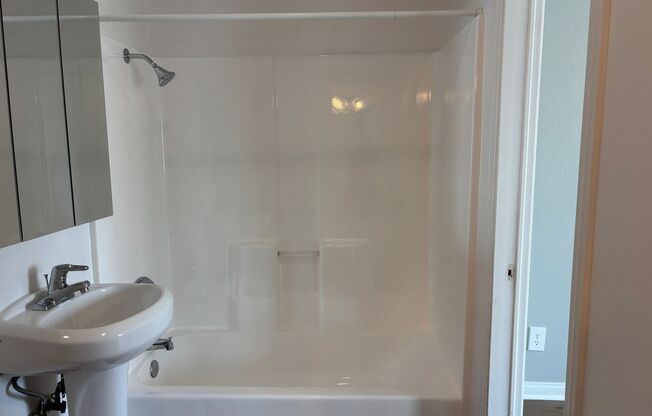 2 beds, 1 bath, 850 sqft, $2,760, Unit 1561M