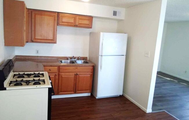 3 beds, 1 bath, 710 sqft, $795, Unit 426 Arter-Unit 16