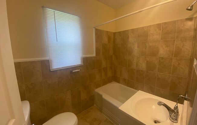 2 beds, 1 bath, $1,150, Unit 2600B