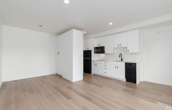 Studio, 1 bath, 439 sqft, $1,399, Unit Unit 215