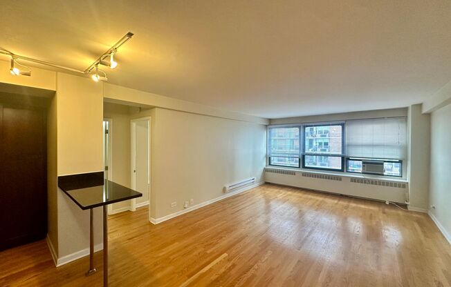 1 bed, 1 bath, 700 sqft, $1,950, Unit 418-1502