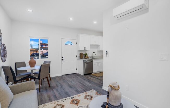 Beautiful Renovated 2 Bed/1 Bath Unit