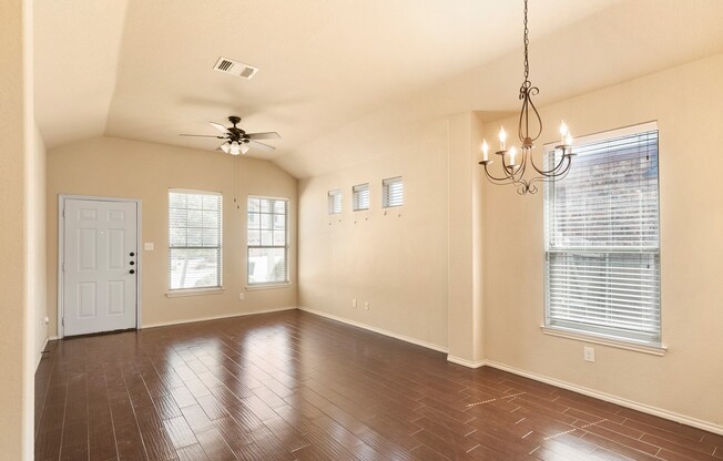 Beautiful 3 Bedroom Duplex Located in New Braunfels, Texas!