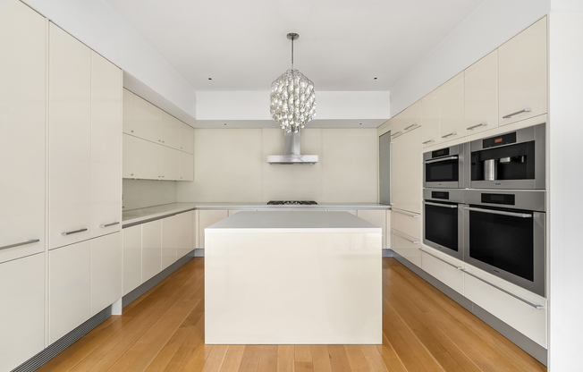 1055 AVE 1