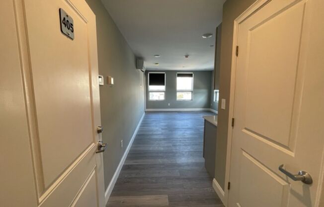 Studio, 1 bath, 328 sqft, $1,850, Unit 405