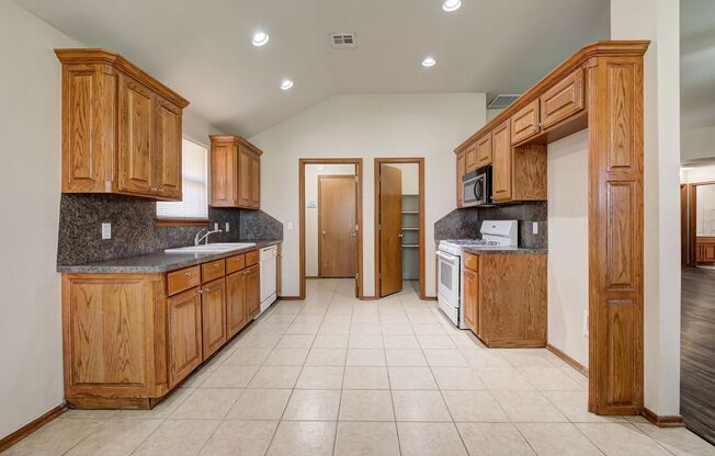 3 beds, 2 baths, $1,599