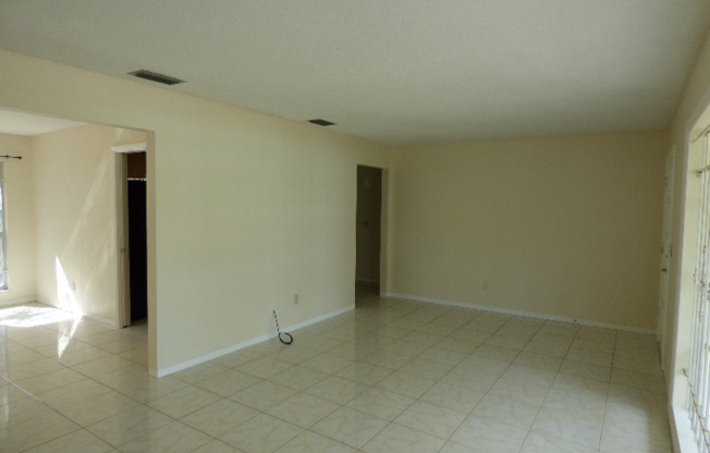 880 E LEHIGH DR