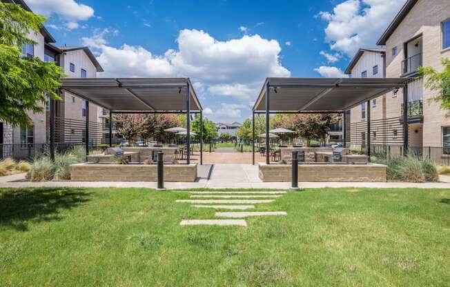 the preserve at ballantyne commons courtyard with picnic tables and shade structures