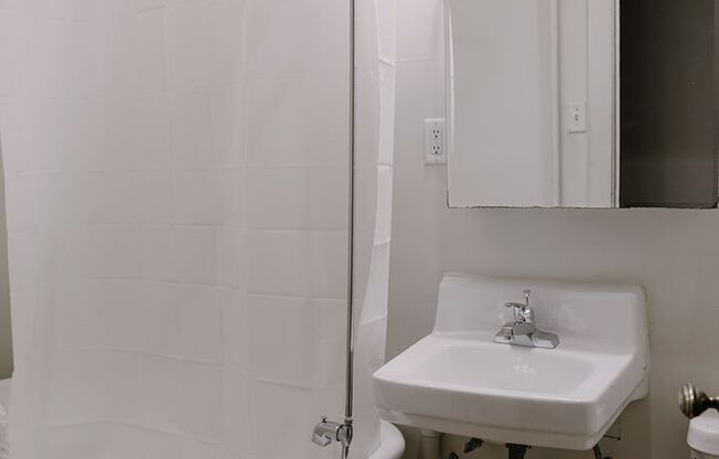 3 beds, 1 bath, 1,086 sqft, $1,595, Unit 307-15