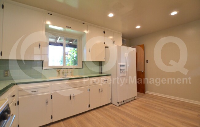 1930 E SOLANO DR