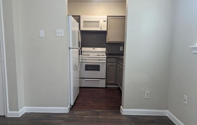 2 beds, 1.5 baths, 850 sqft, $2,325, Unit 102