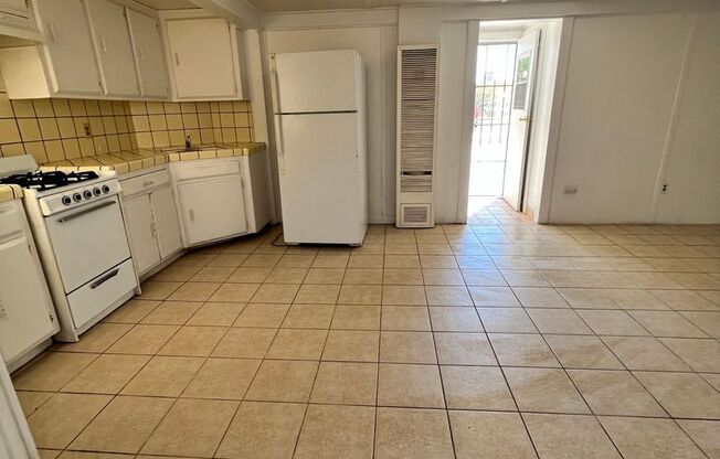 Studio, 1 bath, 450 sqft, $875, Unit 729 1/2