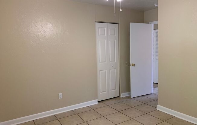 3 beds, 1 bath, 1,016 sqft, $1,395, Unit 3920 NE 1 TER
