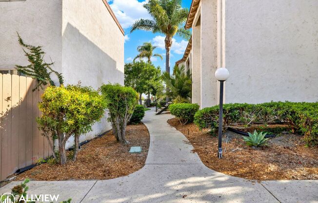 Charming Remodeled Top-Floor 1 bed/1 bath unit with Private Garage in Vista!