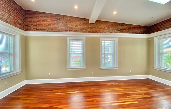 Columbia Heights - The Majestic Large 2 bed 2 bath w/cathedral ceilings and parking