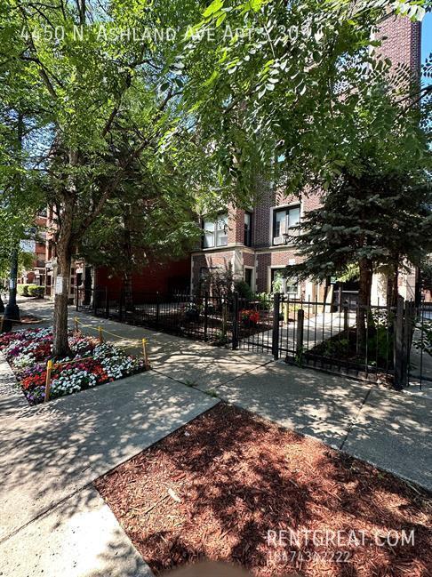 4450 N Ashland Ave
