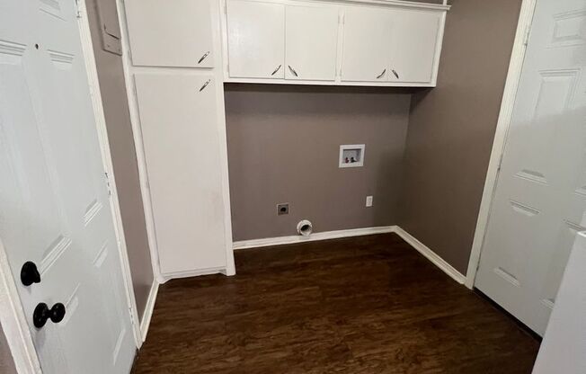 2 beds, 1 bath, 952 sqft, $900