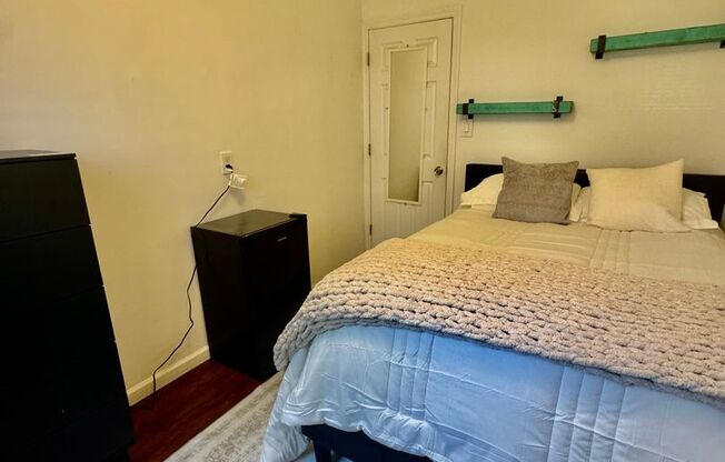2423 Cambreleng LLC