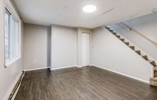 2 beds, 1 bath, $1,200, Unit Apt 2 (Top)