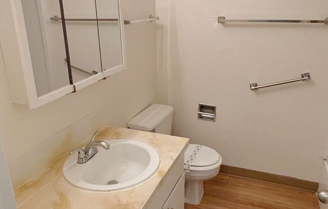 2 beds, 1 bath, 845 sqft, $1,575, Unit 49