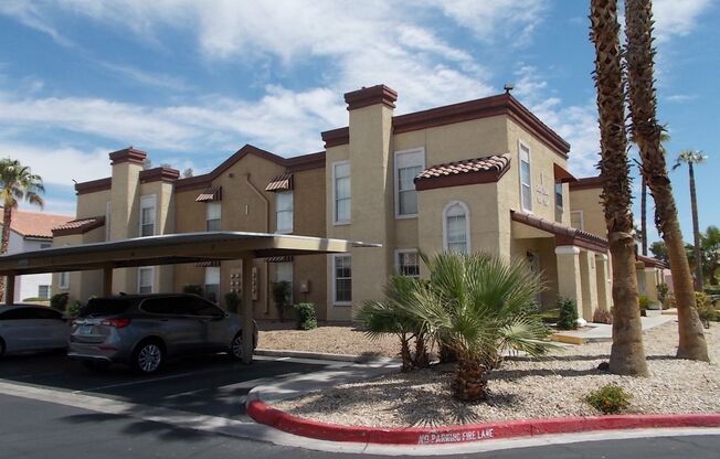 Beautiful 2-Bedroom Condo with Fireplace & Community Pool Near Cheyenne Freeway