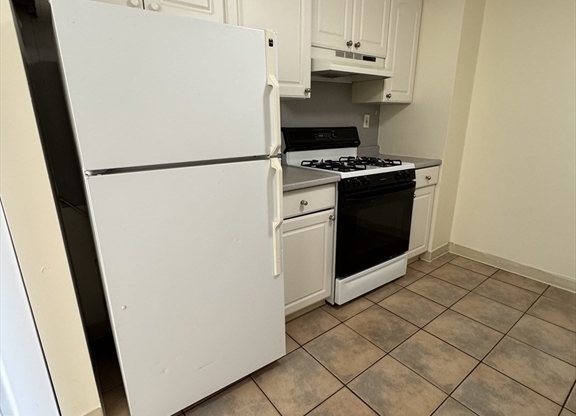 2 beds, 1.5 baths, 943 sqft, $3,000, Unit 905