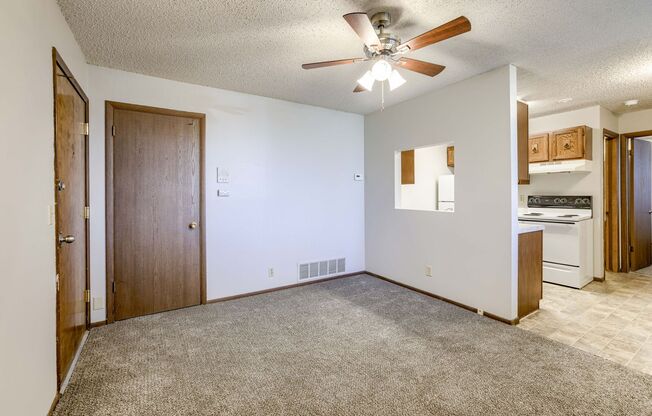 1 bed, 1 bath, 750 sqft, $750, Unit 5140 S 48th #15