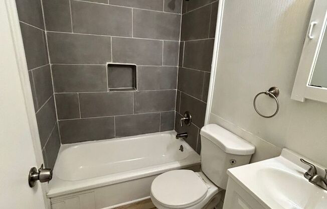 420 Caithness Rd | 3 BR 1 BA | 854 SQ. FT