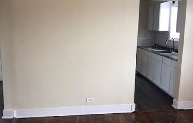 2 beds, 1 bath, 950 sqft, $975, Unit Unit 2