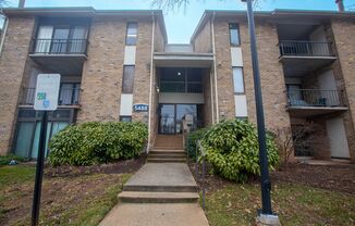 Lovely 2 BR/1.5 BA Top Floor Unit Condo in Columbia!