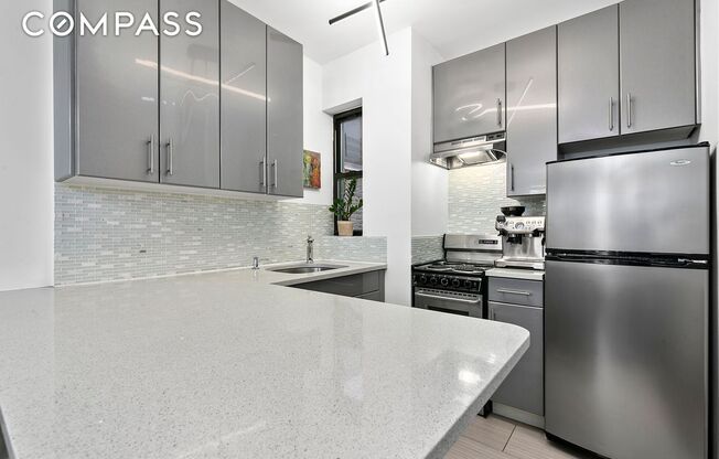 429 W 24 ST