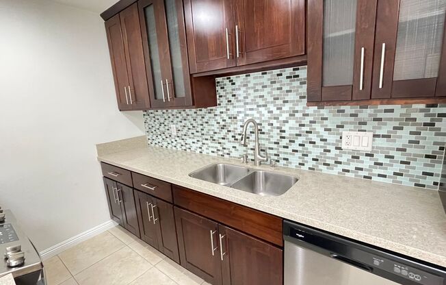 2210 Vanderbilt Ln