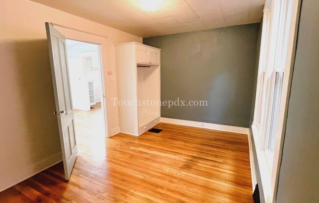 2 beds, 1 bath, $2,500