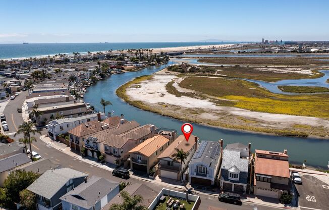 CANAL FRONT NEWPORT SHORES 4BD/2.5BA 3 BLOCKS TO BEACH, WETLAND VIEWS