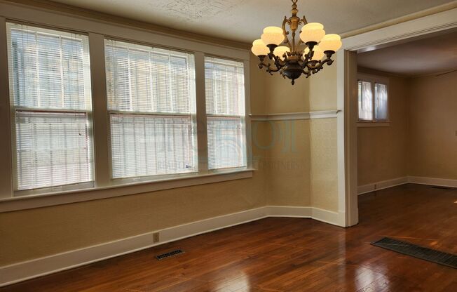 2 beds, 1 bath, $1,095, Unit Battery, 2219 S.