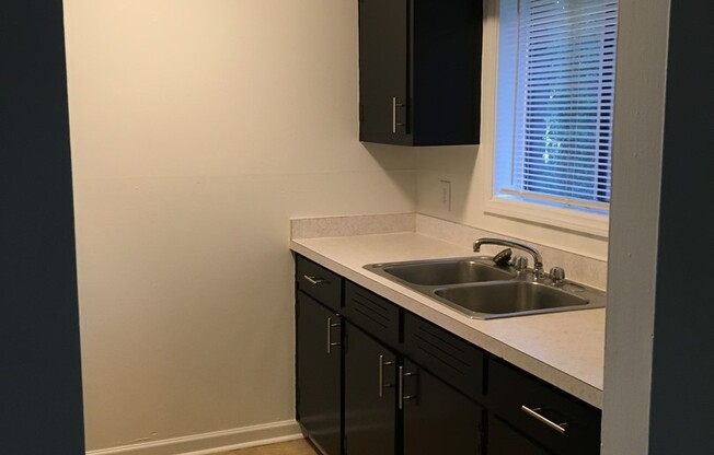 Studio, 1 bath, 475 sqft, $929, Unit 11