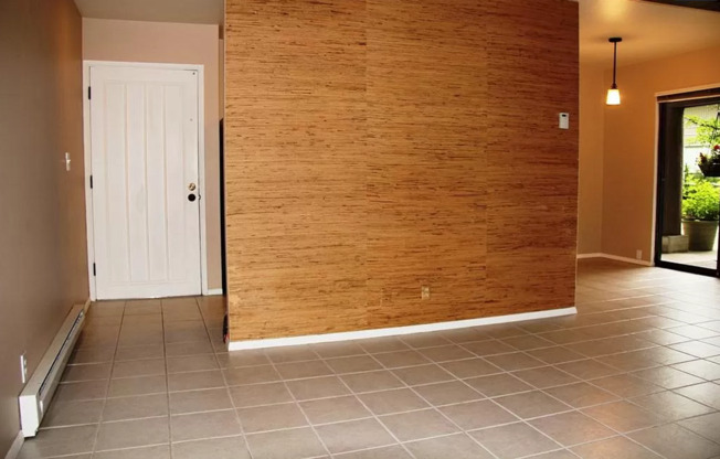 Ideally Located 2 Bed 1 Bath Bellevue Condo!